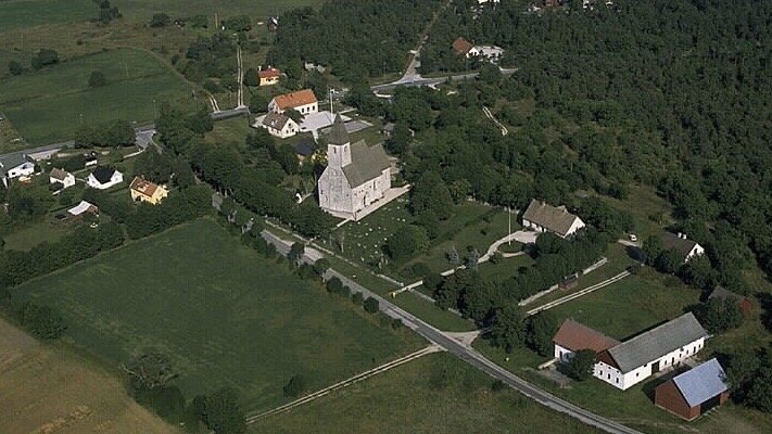 Flygfoto över Endre kyrka med anor från 1100-talet