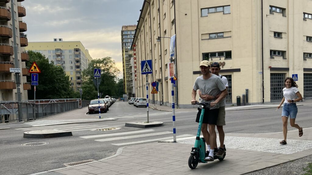 Jesper, jag och Karin åker elskooter på Söder, sommaren 2021