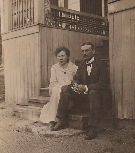 Per och Amalia Hagwall på trappen till gården i Geijersdal 1918
