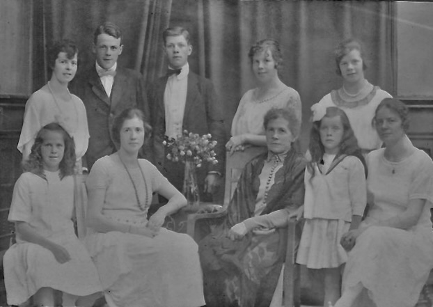 Amalia med alla barnen vid Veras bröllop 5 juni 1922