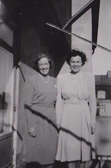Bie och Kerstin på balkong (40-talet)