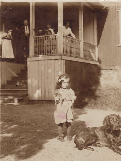 Kerstin 4 år med hunden Roy på Geijersdals gård