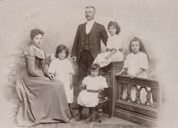 Pehr och Amalia Hagwall med Vera, Greta, Ragnhild och Ester