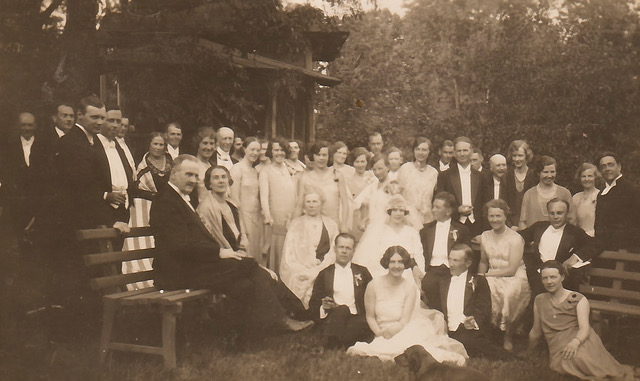 Greta Hagwall med make Sven Svensson och hela släkten på bröllopet 1930.jpeg