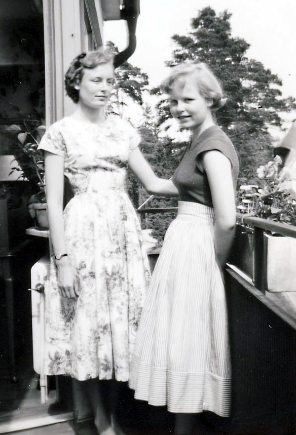 Gun och Maj på balkongen på Östrandsvägen i Stureby 1955