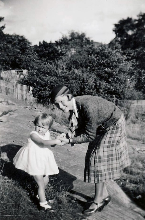 Hösten 1932, mamma Inga och lilla Gun, 2 år.