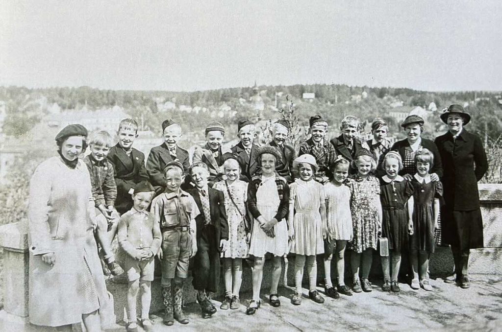 Skolutflykt till Norrtälje, Anders i främre raden som nummer ett från vänster, Gunilla i främre raden som nummer fyra från höger.