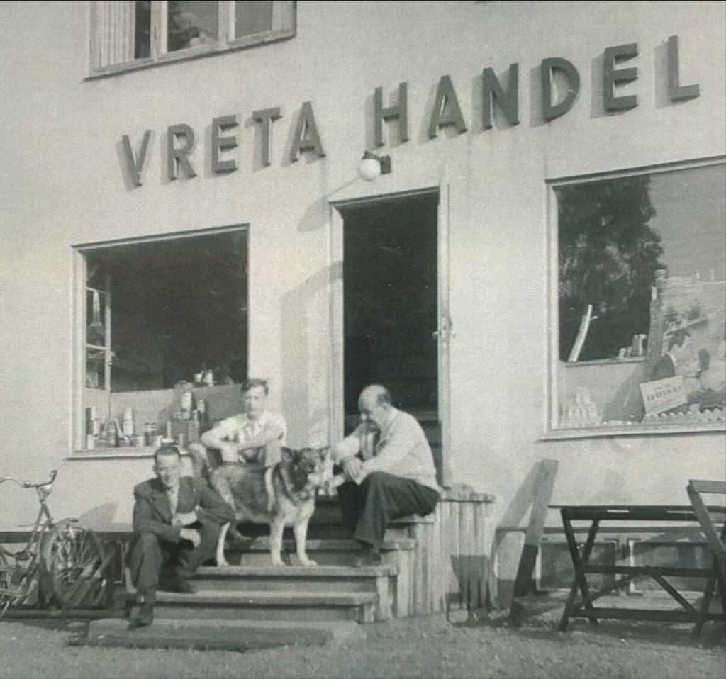David, Anders och hunden Stej (och en kompis till fotografen nere till vänster)