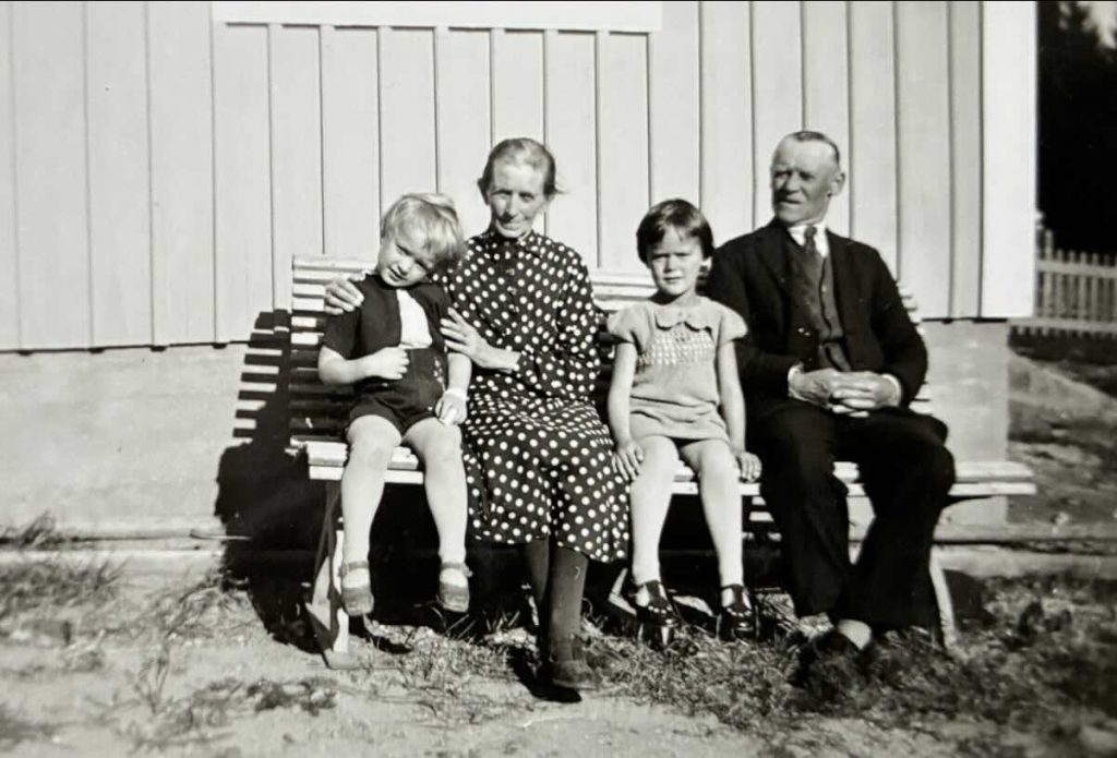 Från vänster ser vi Anders, mormor Augusta, Gunilla och deras morfar Johan Nordlund