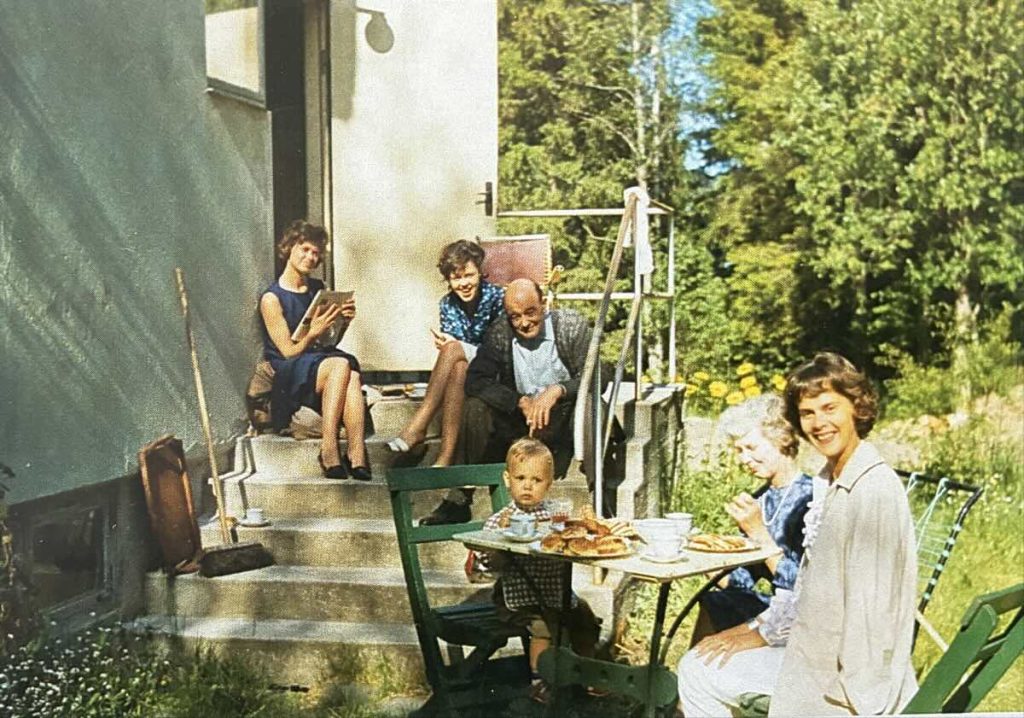 Vårfika på trappen i Vreta i maj 1967. Från vänster Margareta, Christina, David, Mats, Märta och Gunilla.