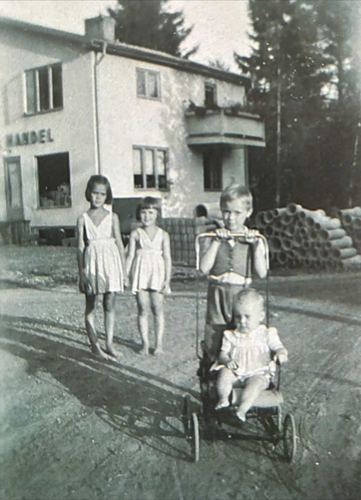 Fyra syskon vid Vreta hamdel, från vänster Gunilla, Margareta och Anders. I vagnen Christina.