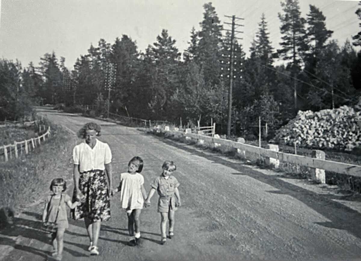 Märta och barnen på promenad