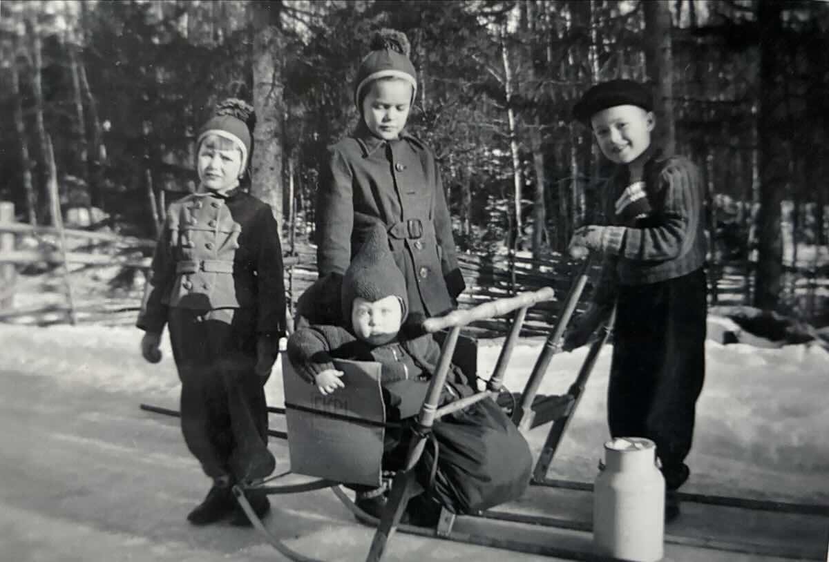 Alla fyra syskonen har varit och hämtat mjölk med sparken